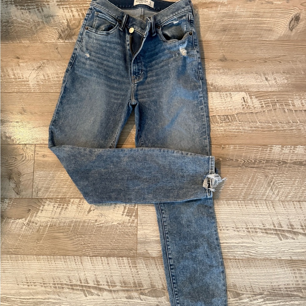Abercrombie 90’s Love Distressed Jeans w/ Criss-Cross Waistband Sz 27